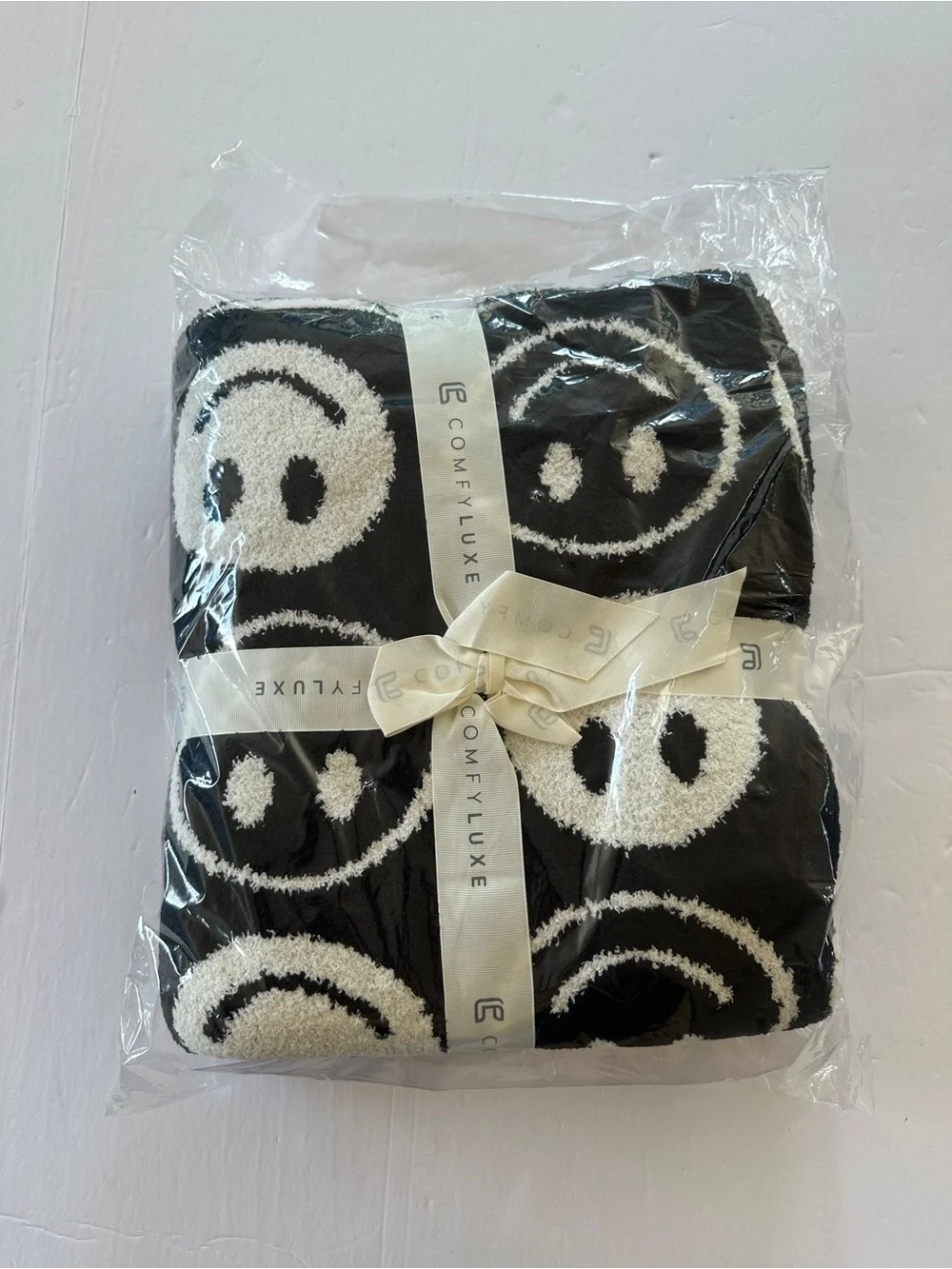 ComfyLux Happy Face Print Luxury Soft Throw Blanket 50x60 Super Soft Throw Black